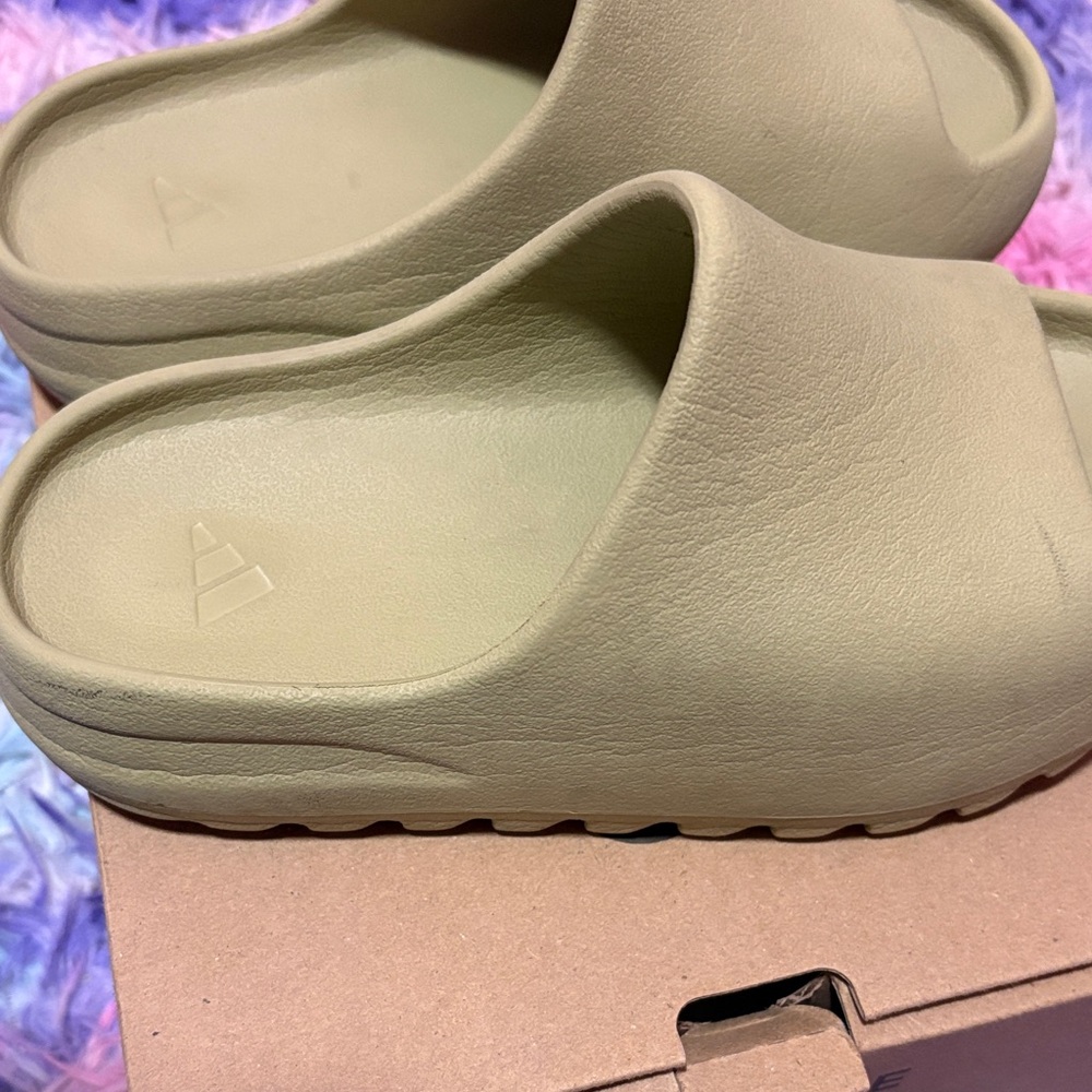 Adidas Kids YZY Slide in Light Green - Picture 4 of 9